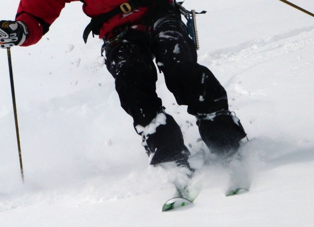 Esquis entre la nieve